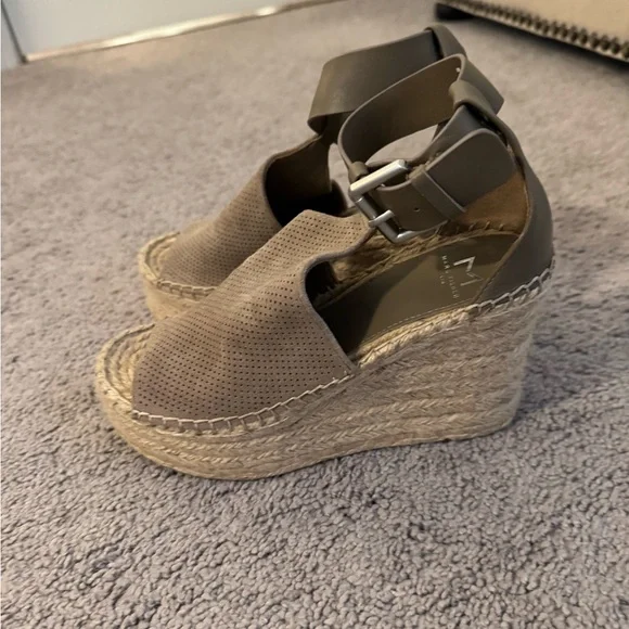 Stylish Tan Platform Wedge Sandals - Picture 2 of 5